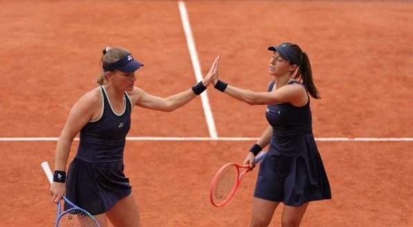 Brasileira e húngara Babos caíram por pouco diante de dupla número 1 do mundo nas oitavas de final do Grand Slam nesta segunda-feira