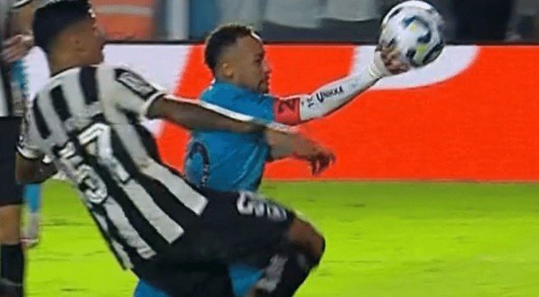 Neymar coloca a mão na bola em Santos x Botafogo e é expulso