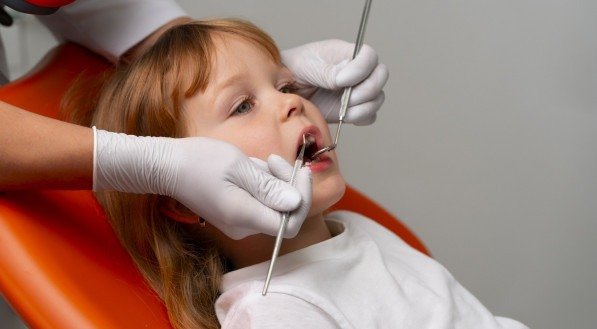 Frenectomia: entenda quando é indicada a cirurgia para remover o freio lingual ou labial