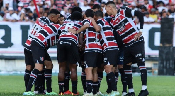 Jogadores do Santa Cruz em conversa antes de jogo na Série D
