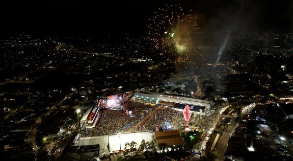 Imagem de drone do Pátio de Eventos do São João de Caruaru em 2025
