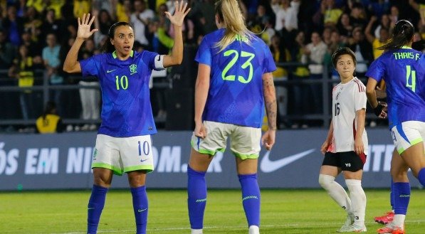 Brasil cai de desempenho, mas vira sobre Japão e mostra que novos talentos podem suceder Marta