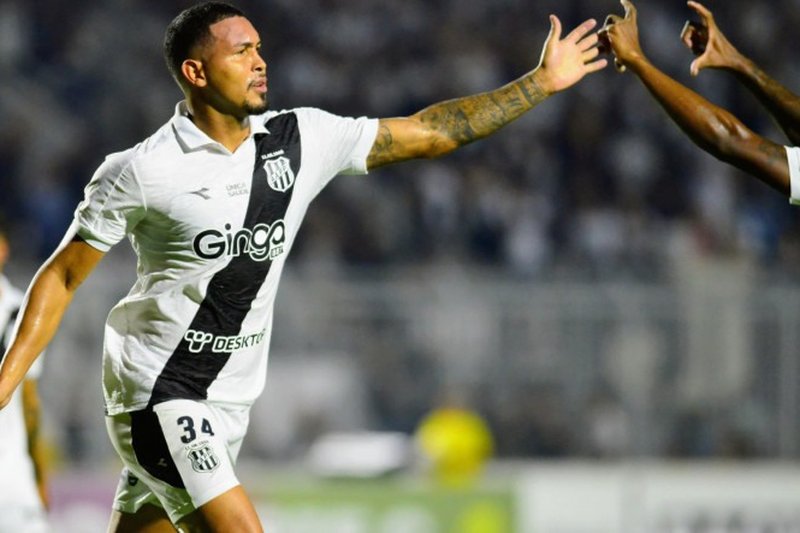 Imagem de jogador da Ponte Preta comemorando