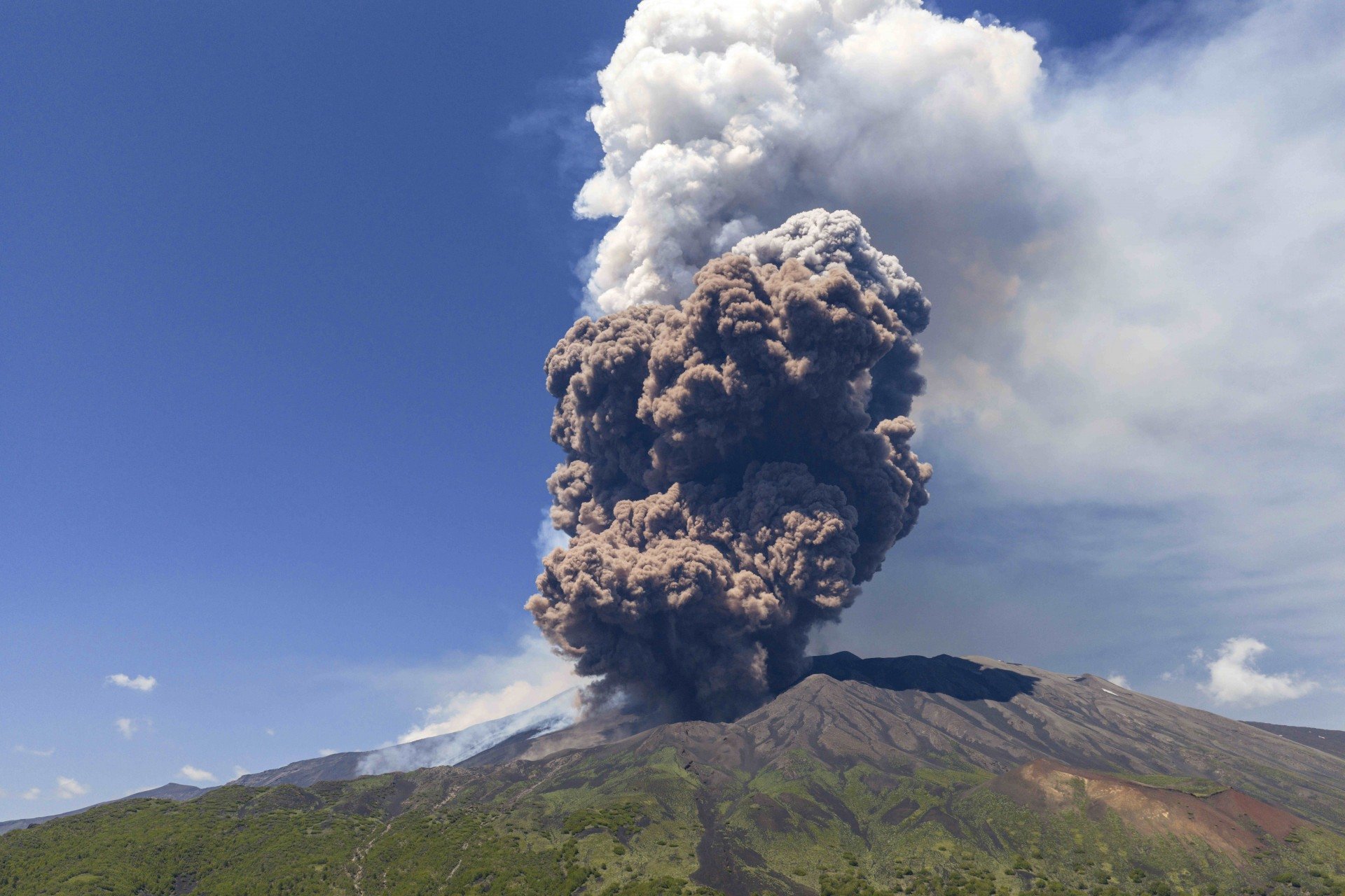 Vulcão Etna entra em erupção e assusta turistas na Itália; veja vídeo e situação atual