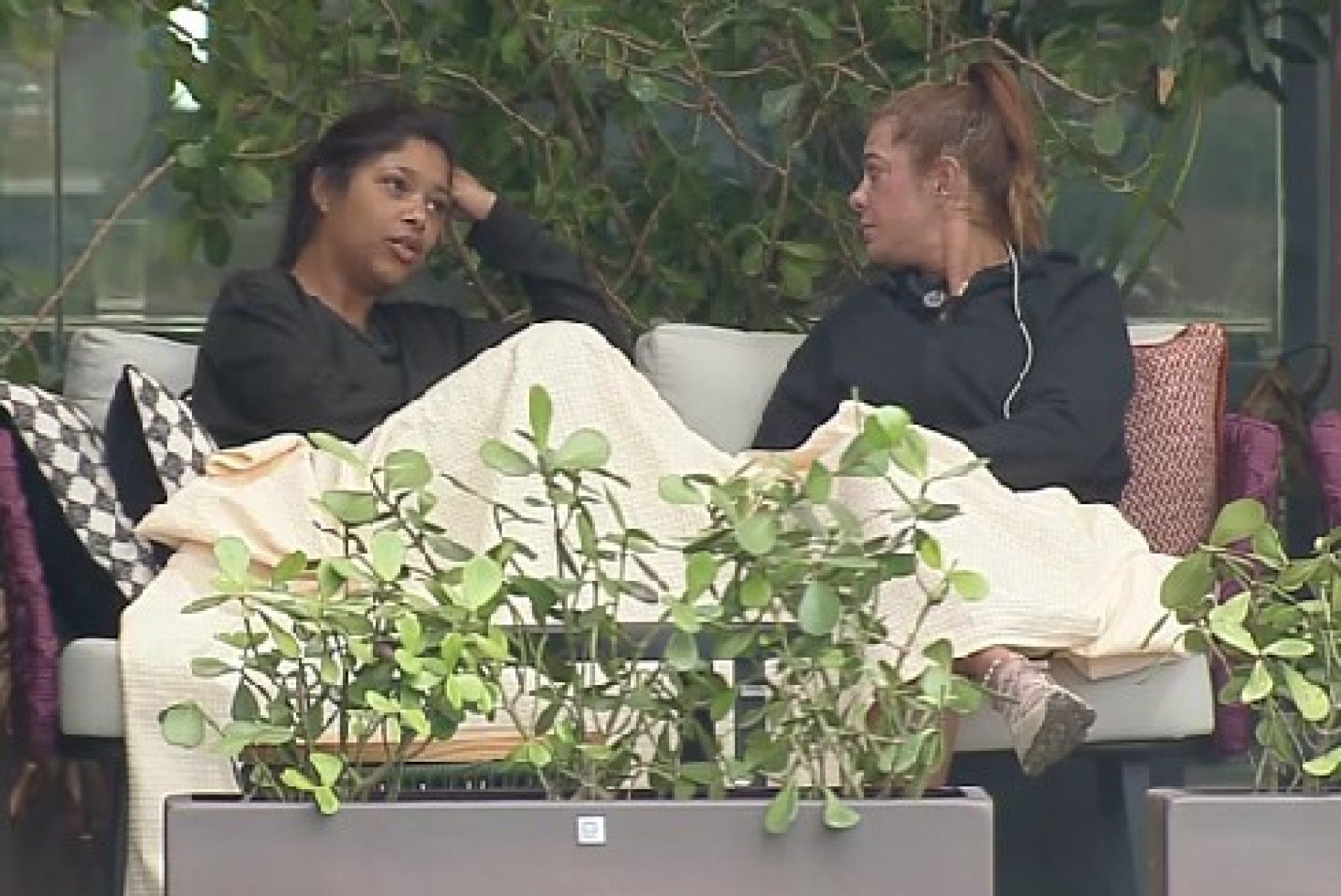 Power Couple Brasil 2025: Após discussão, Emilyn desabafa com Adriana e promete revanche contra Everton