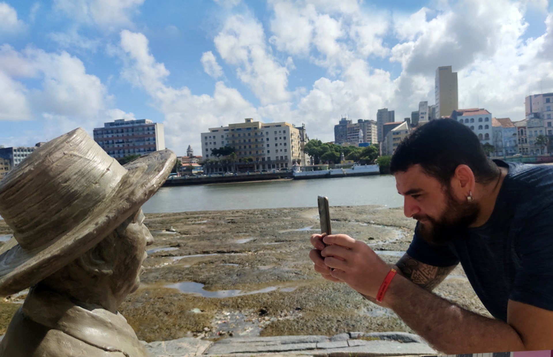 Projeto quer transformar estátuas do Recife em 'narradores vivos' de histórias e poesias