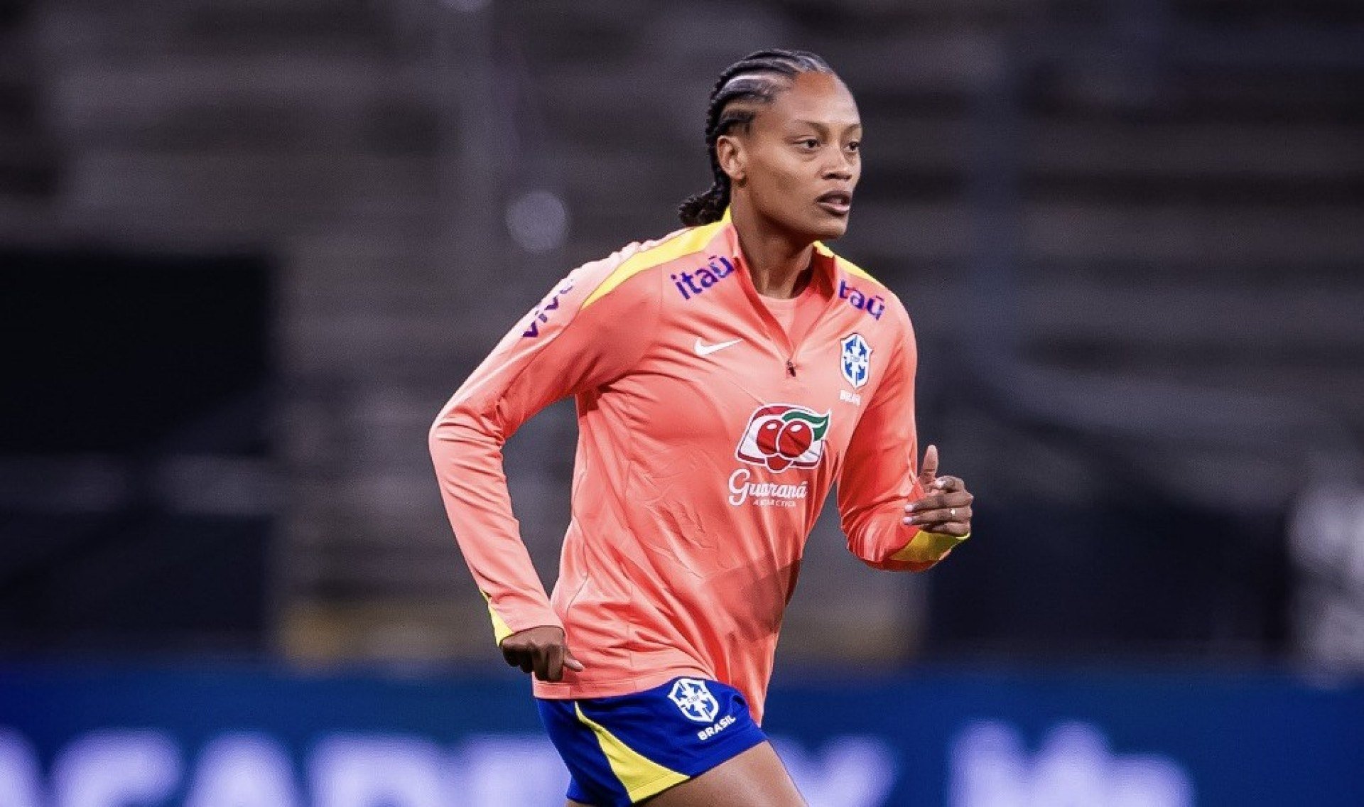 Ary Borges é a primeira brasileira a jogar com a nova Hypervenom