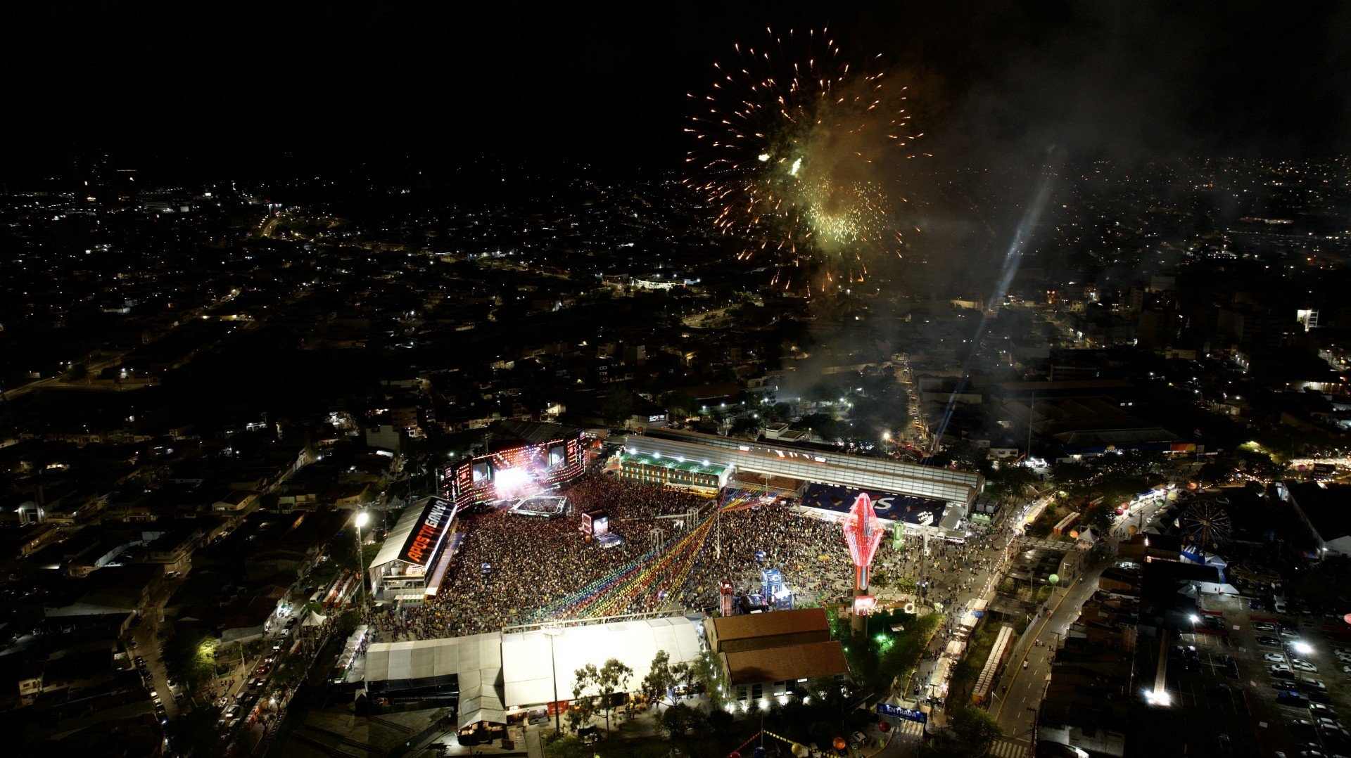 Imagem de drone do Pátio de Eventos do São João de Caruaru em 2025