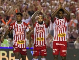Três jogadores do Naútico aplaudindo a torcida