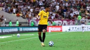 Arthur Sousa com a camisa do Sport