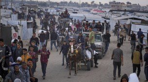 Forças israelenses abrem fogo contra palestinos à espera de ajuda humanitária em Gaza