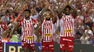 Três jogadores do Naútico aplaudindo a torcida