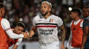 João Diogo em comemoração de gol pelo Santa Cruz em 2024