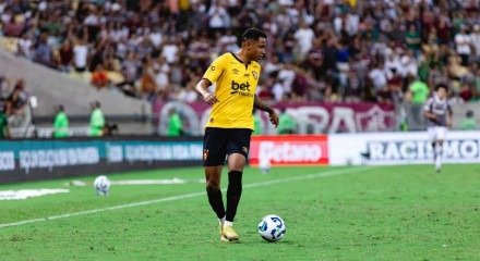 Arthur Sousa com a camisa do Sport