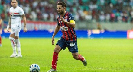 Éverton Ribeiro com a bola em jogo do Bahia