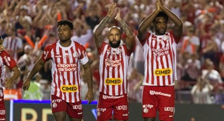 Três jogadores do Naútico aplaudindo a torcida