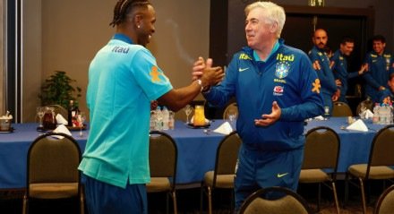 Seleção Brasileira: Vinicius Júnior cumprimenta Carlo Ancelotti