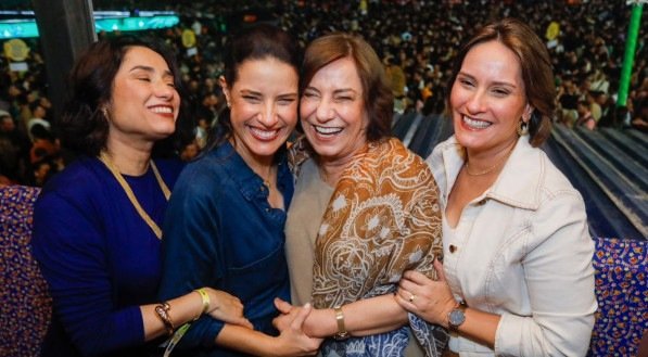 A governadora Raquel Lyra ao lado da mãe, Mércia, e as irmãs Nara e Paula, na abertura do São João de Caruaru