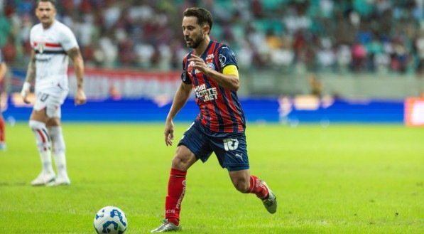 Éverton Ribeiro com a bola em jogo do Bahia