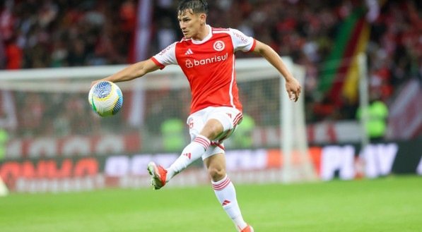 Jogador sofreu uma lesão de grau 3 na coxa esquerda. A expectativa é que ele seja ausência por, pelo menos, um mês no Colorado.