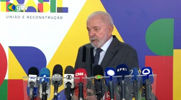 Lula diz que Eduardo Bolsonaro é um "lambe-botas de Trump"