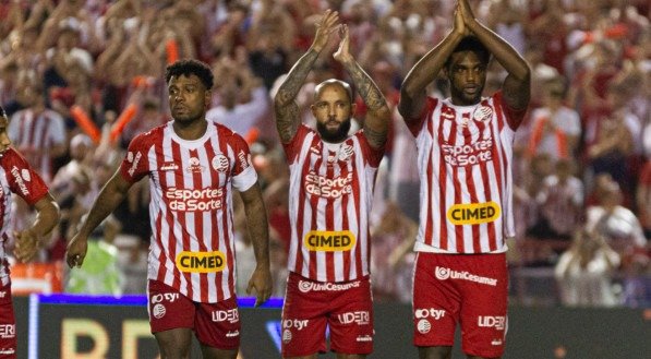 Três jogadores do Naútico aplaudindo a torcida