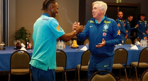 Vinicius Júnior cumprimenta Carlo Ancelotti