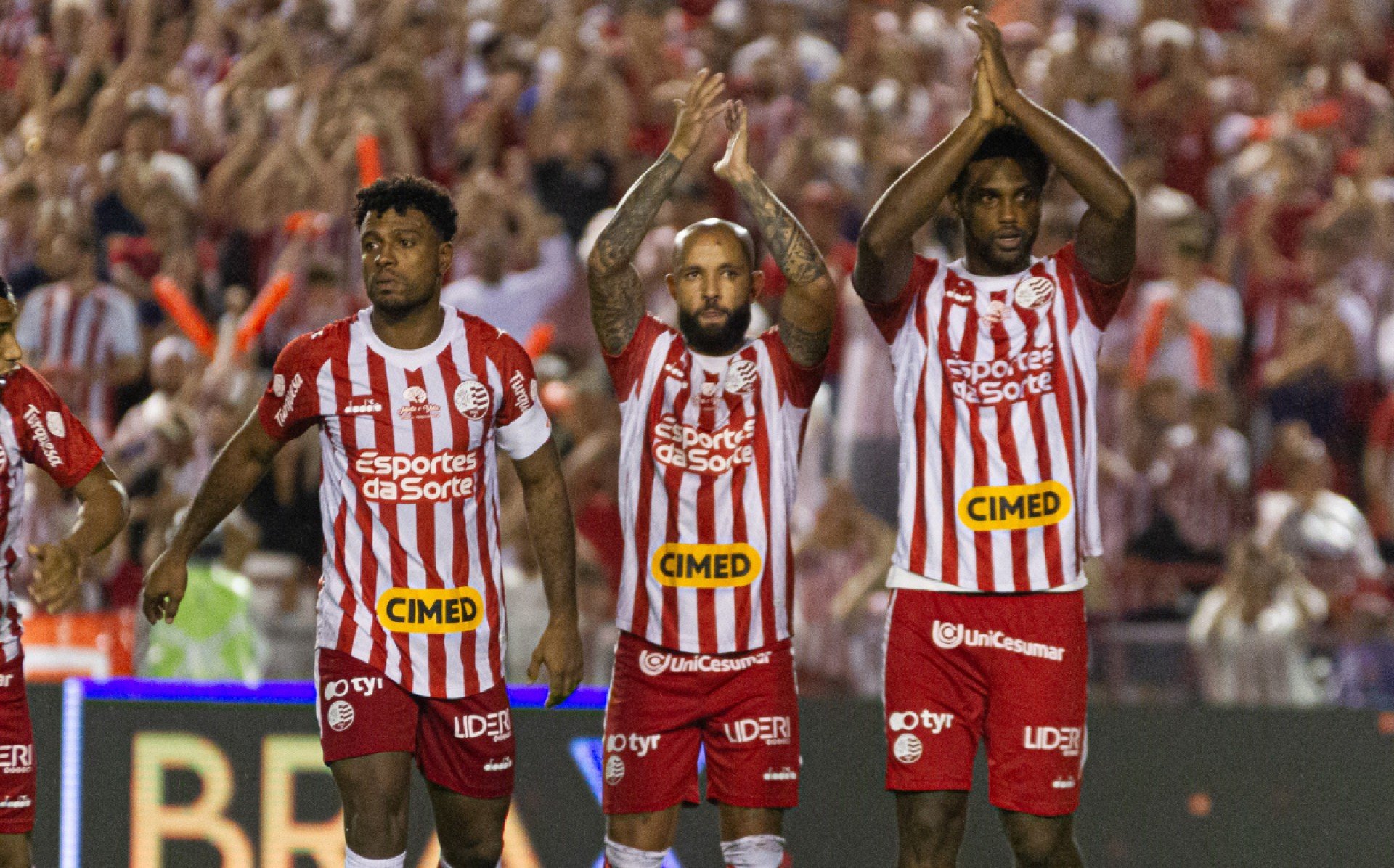 Três jogadores do Naútico aplaudindo a torcida