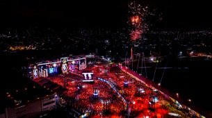 Imagem aérea do evento Samba Recife, na área externa do Centro de Convenções, em Olinda, no ano 2024