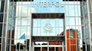 Polícia Federal pede inclusão de Carla Zambelli na lista de procurados da Interpol