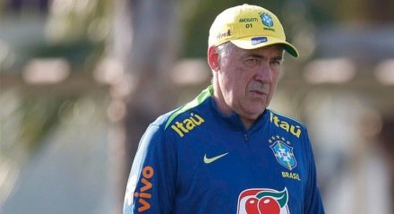 Carlo Ancelotti observa jogadores em treino da Seleção Brasileira