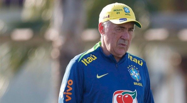Carlo Ancelotti observa jogadores em treino da Seleção Brasileira