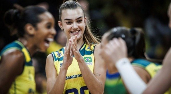 Ponteira de 20 anos, Helena voltou a ser convocada por José Roberto Guimarães e sonha com o título do Brasil na VNL.