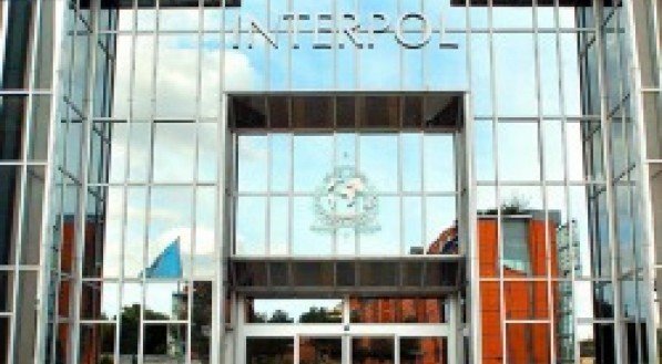 Polícia Federal pede inclusão de Carla Zambelli na lista de procurados da Interpol