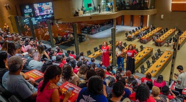 Professores e profissionais da Educação lotaram a galeria da Assembleia Legislativa de Pernambuco