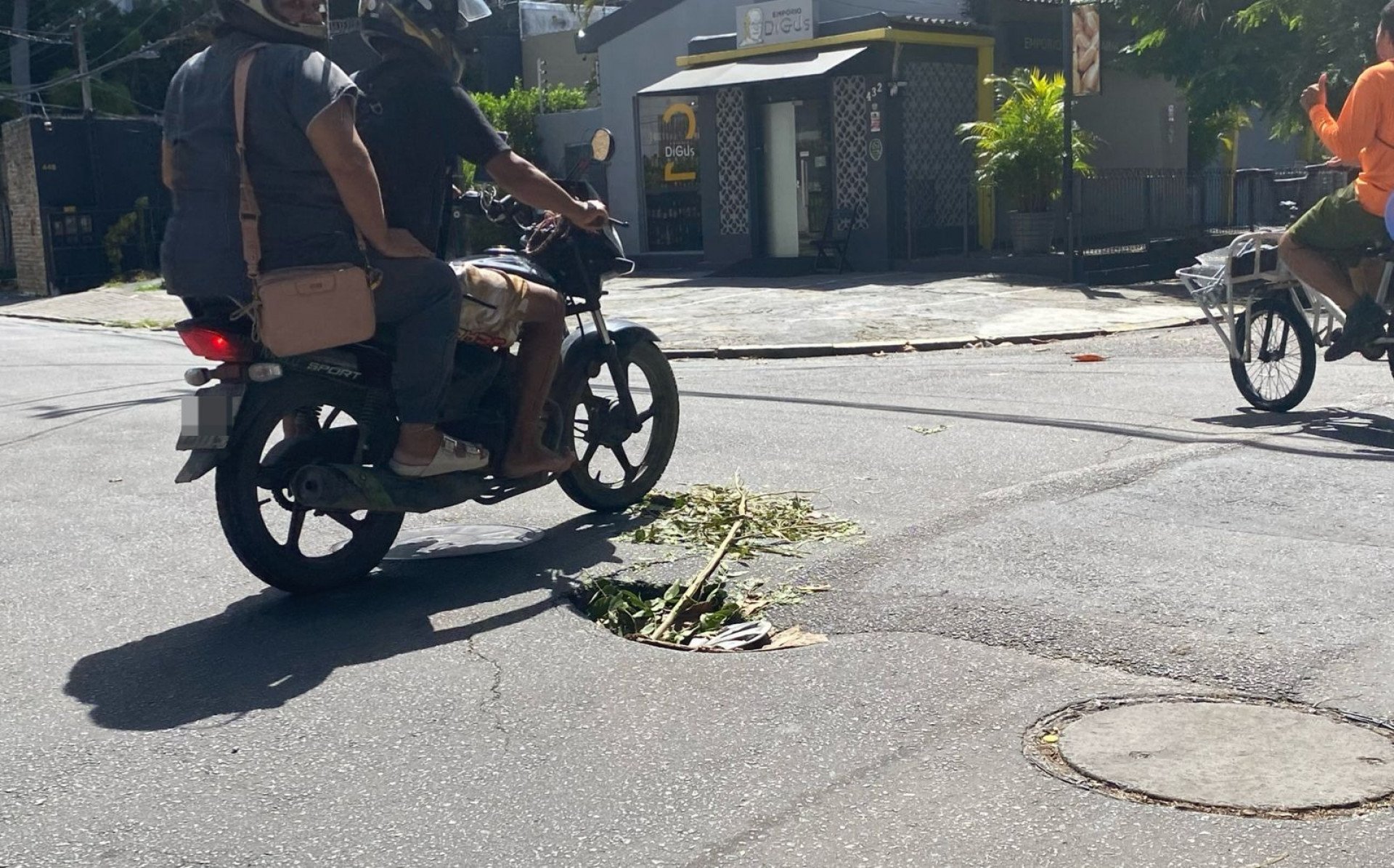 Voz do Leitor, 05/06: Cratera perigosa em cruzamento movimentado nos Aflitos