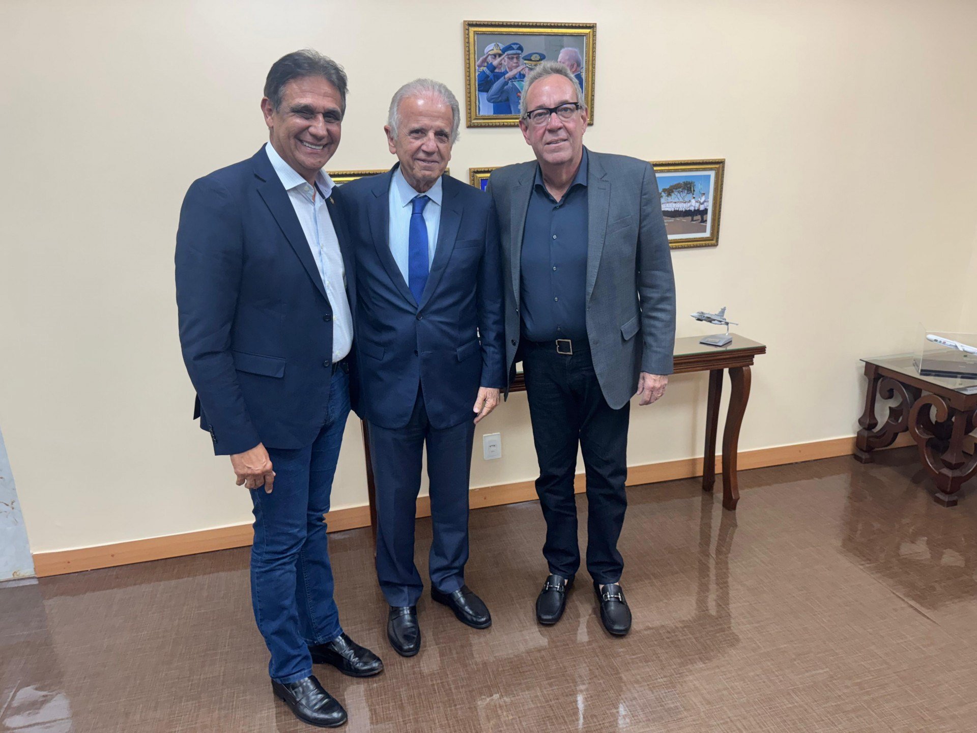 Ministro José Múcio recebe presidente da Alepe para discutir sobre a construção da Escola de Sargentos do Exército