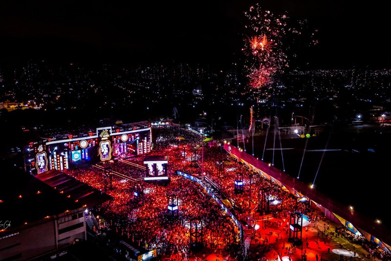 Imagem aérea do evento Samba Recife, na área externa do Centro de Convenções, em Olinda, no ano 2024