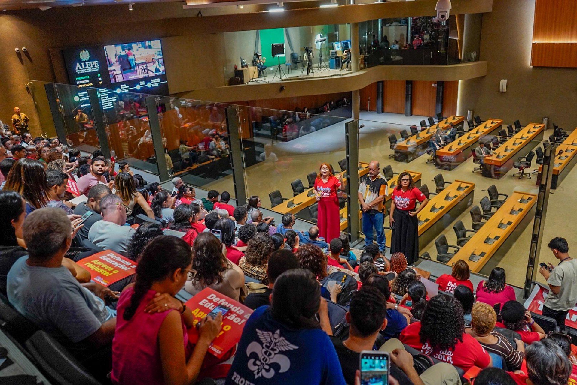 Sem quórum, votação de reajuste dos professores é adiada novamente na Alepe