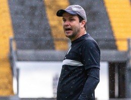Daniel Paulista orienta jogadores em treino no Remo