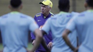Faltando um ano para o Mundial, o sonho do hexa inicia com o treinador italiano tentando dar uma cara nova a um time com velhos conhecidos 