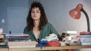 Artista visual Clara Simas é autora do livro 'Meu Pai Morreu Três Vezes' 