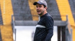 Daniel Paulista orienta jogadores em treino no Remo