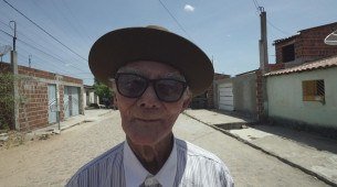 Seu Louro do Pife, músico ainda ativo que acompanhava Luiz Gonzaga no Sertão do Araripe, está no documentário "O Enigma de Exu"
