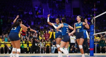 Imagem da partida do Brasil pela VNL Feminina de Vôlei