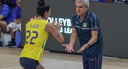 Imagem da partida do Brasil pela VNL Feminina de Vôlei