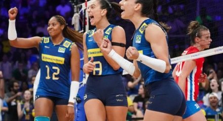 Imagem da partida do Brasil pela VNL Feminina de Vôlei