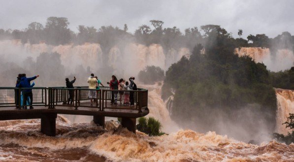 Imagem das cataratas, em Foz do Iguaçu