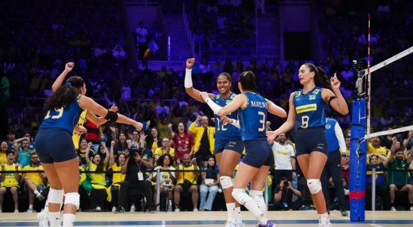 Imagem da partida do Brasil pela VNL Feminina de Vôlei