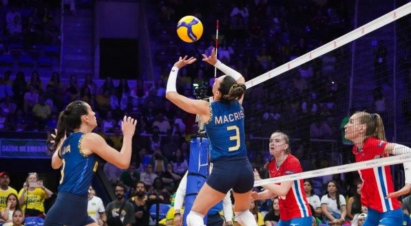 Imagem da partida do Brasil pela VNL Feminina de Vôlei